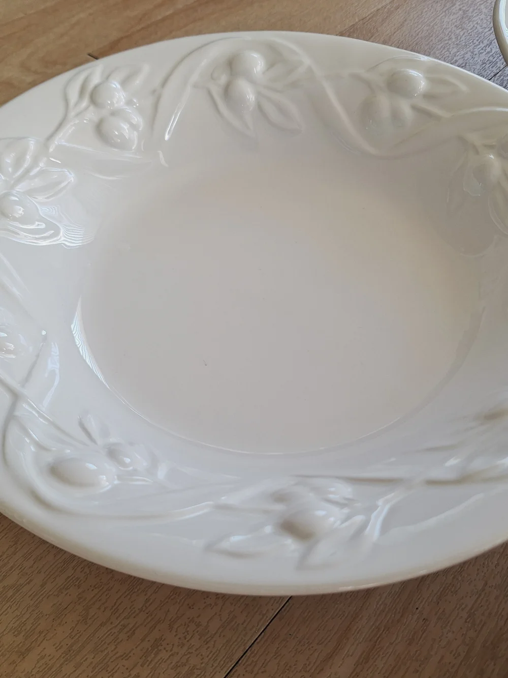 Williams Sonoma I Patrizi White Embossed Olives Ceramic Pasta Bowls - Set of 3